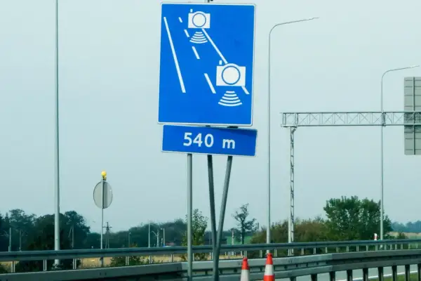 Znak informuje o odcinkowych pomiarach prędkości na A4. Za 540 m czeka Cię kontrola.
