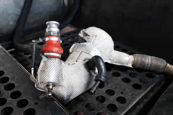 Element układu wydechowego z osłoną termiczną, gotowy do czyszczenia DPF bez demontażu.
