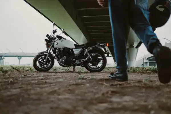 Motocykl pod estakadą. Czekam na informację, do kiedy koncesja na A2, by ruszyć w trasę.