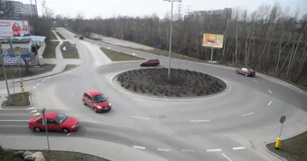 Rondo turbinowe jak jeździć: czerwone samochody bezpiecznie pokonują zakręty.