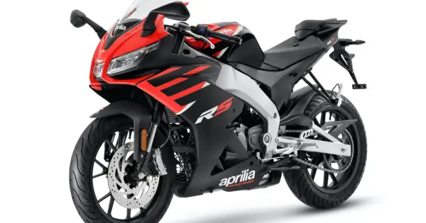 Sportowy motocykl Aprilia RS 125 w czerwono-czarnej kolorystyce. Idealny jako pierwszy motor na kat B.