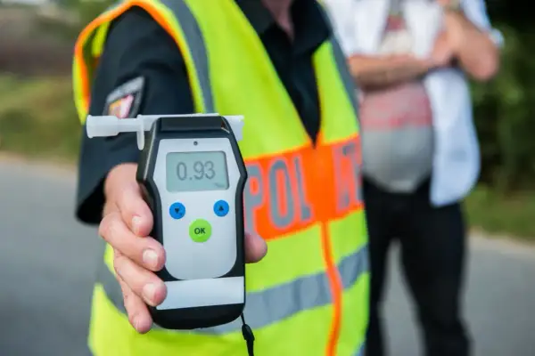 Policja przeprowadza badanie krwi na narkotyki, używając alkomatu. Wynik 0.93 promila.