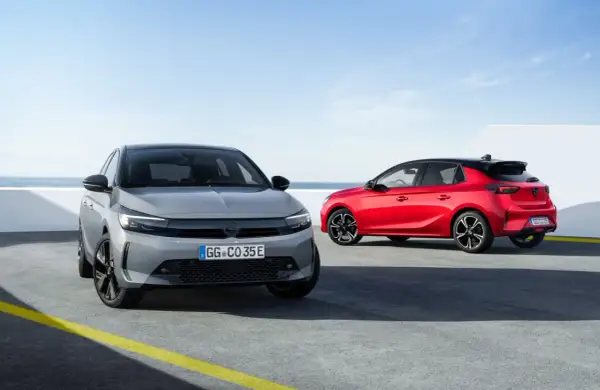 Dwa Ople Corsa: szary z przodu, czerwony z tyłu. Idealne pierwsze auto dla dziewczyny, stylowe i nowoczesne.